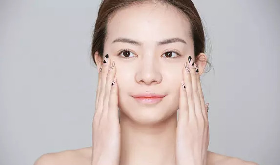 脸上种了樱桃草莓？郑爽崔雪莉的“果汁脸”怎么画出来？