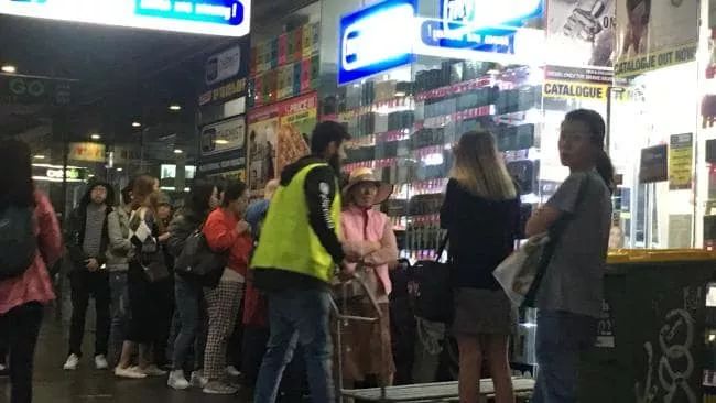 天没亮就来排队,天没亮就出门排队