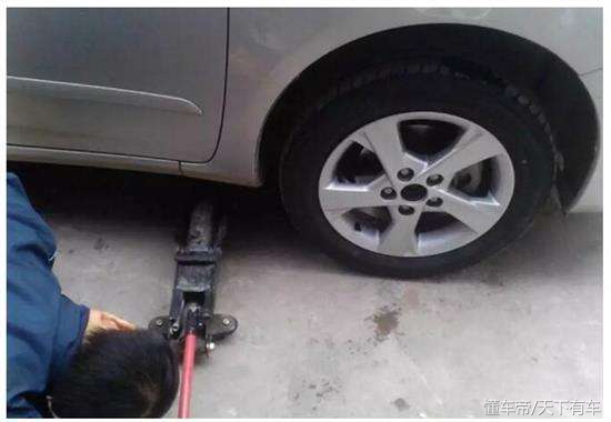 如何给汽车更换备胎？备胎更换步骤