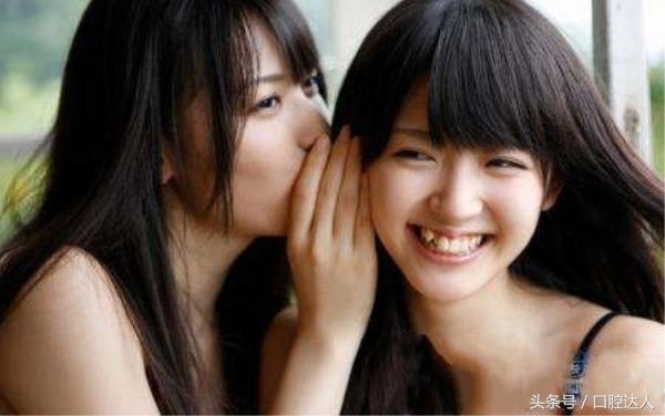 女生戴牙套吃东西日常,带着牙套该怎么吃饭