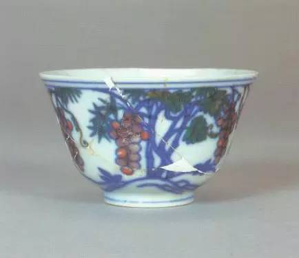 成化斗彩上的红彩和绿彩,古釉瓷器鉴定方法