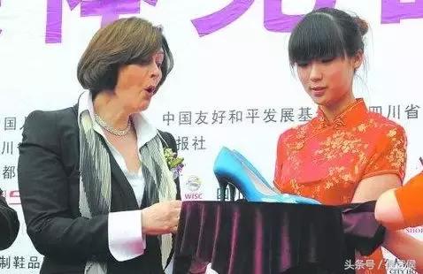 家门口一对鞋子,家门口发现一双女鞋