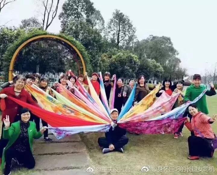 看完我妈拍的春游照片,我跟我爸都哭了……