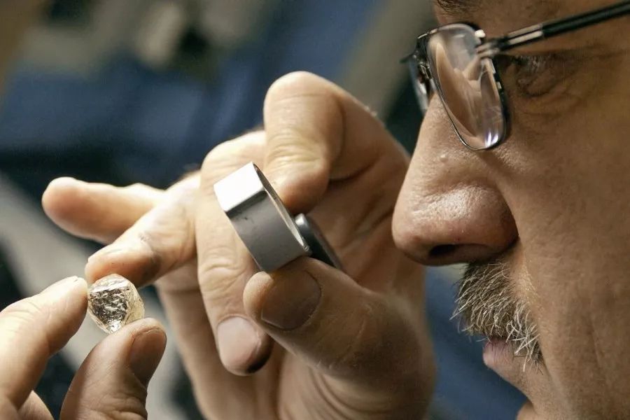 钻石是如何形成的，凭什么就卖那么贵，真有那么大价值吗？