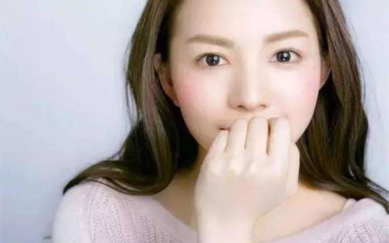 痘肌女孩子,痘痘肌女生的烦恼