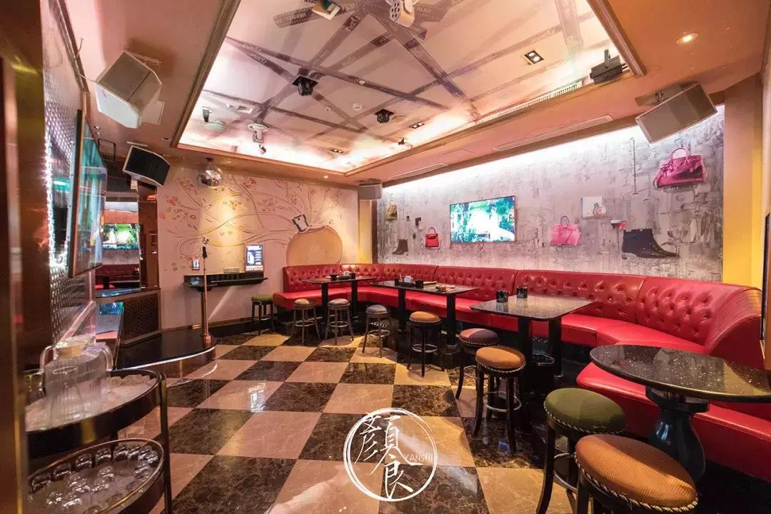 我在「纯K」中见到同一个姑娘，五次