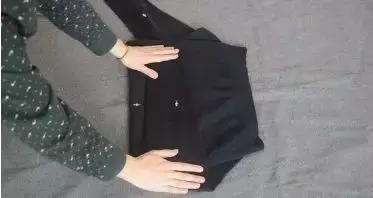 教你一个挂毛衣的办法,毛衣这样挂下摆越挂越长小技巧