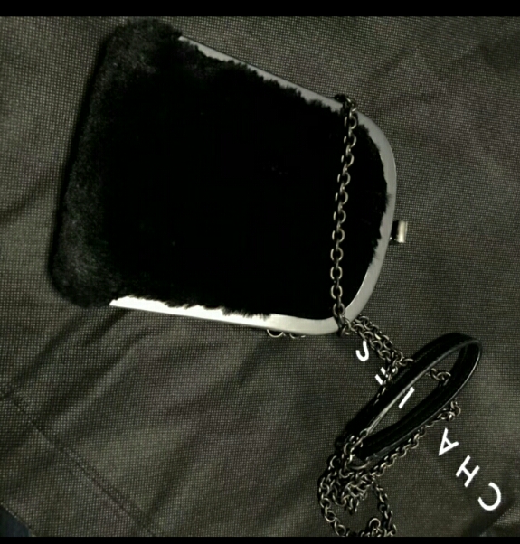 charles&keith复古印花包包,charleskeith白色流浪包穿搭