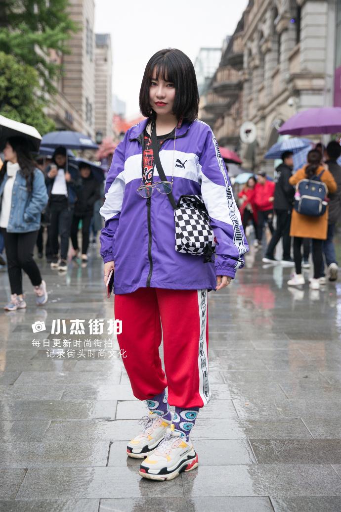 武汉街拍,米色毛衫搭配不规则短裙,简约有型又有范!