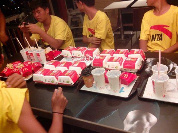 运动员伙食大pk,中国职业足球运动员伙食标准