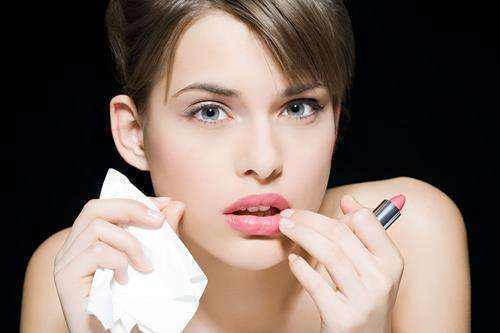 如何卸口红视频教程,睡觉口红要卸吗