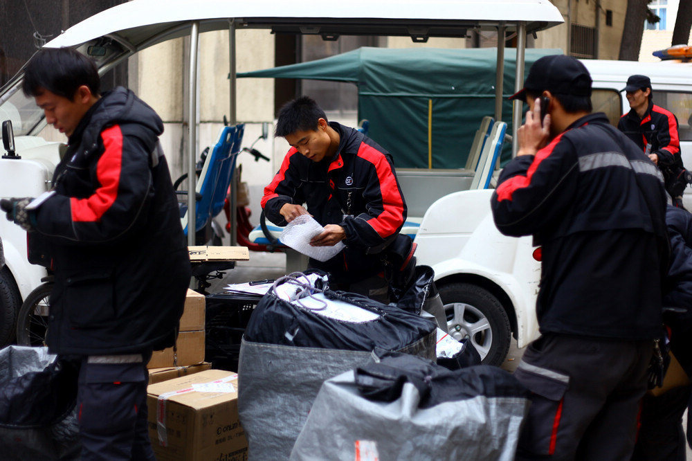 大学生去顺丰当快递员丢人吗,当顺丰快递员的条件