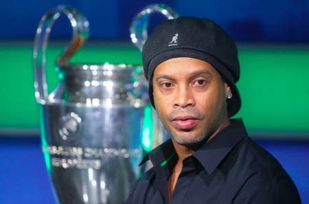 小罗和梅西弧线球谁更强,小罗可以进球却把球传给梅西