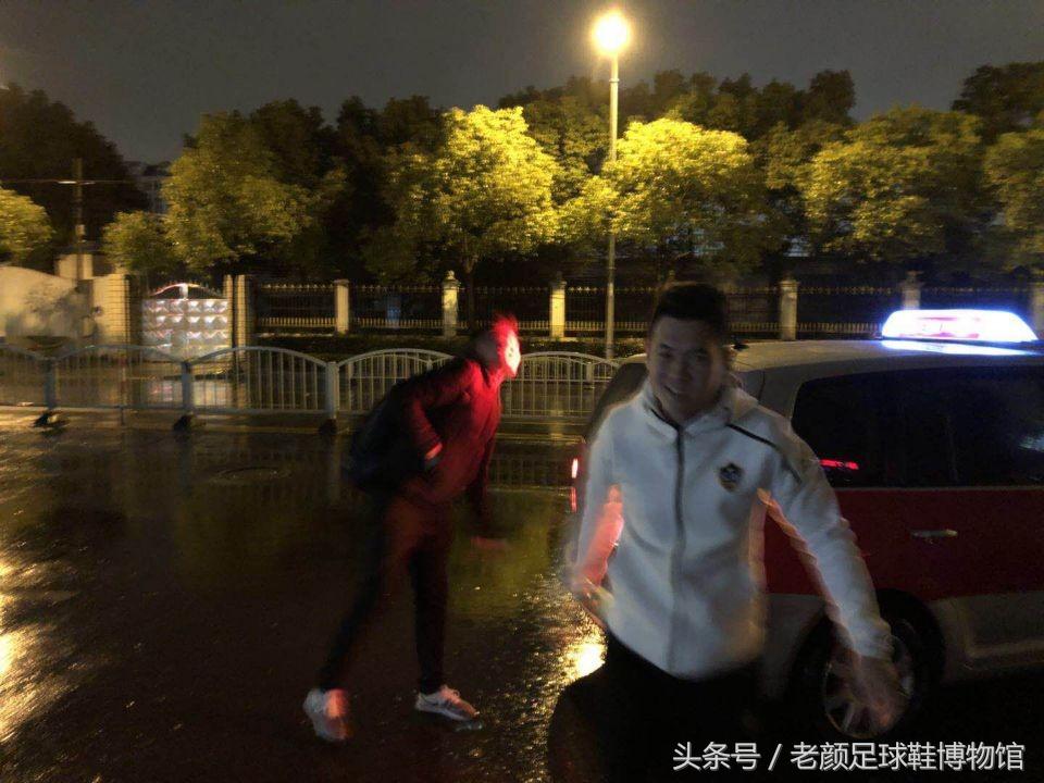 2002年的阿迪达斯鞋银色,阿迪达斯足球鞋哪一代最经典