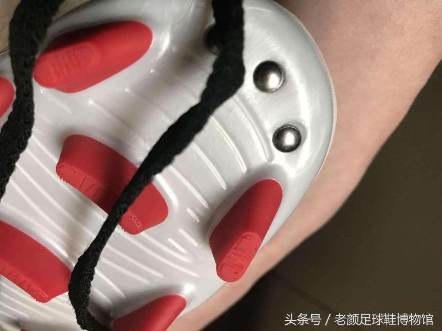 2002年的阿迪达斯鞋银色,阿迪达斯足球鞋哪一代最经典