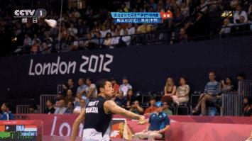 羽毛球挥球技巧,羽毛球击球瞬间如何引拍