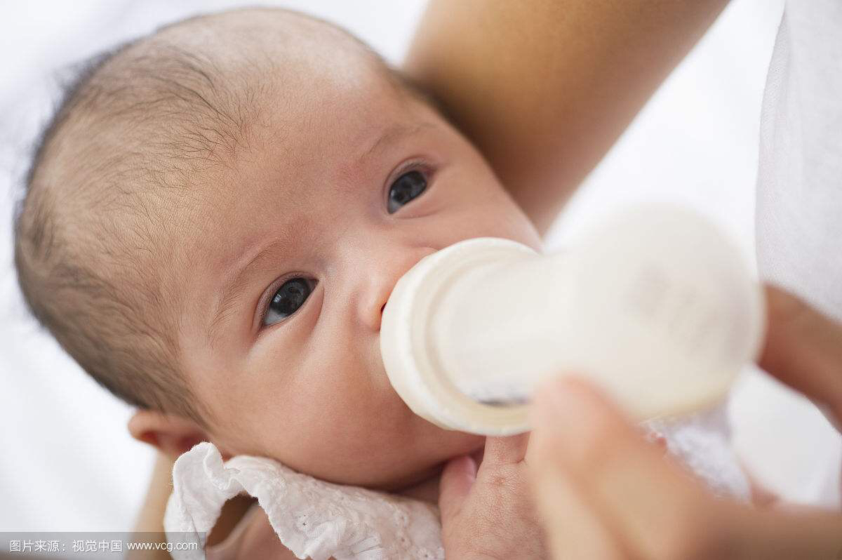 婆婆帮带女儿却越来越瘦,桶里奶粉被调包
