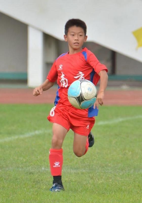 江苏校园足球体制日渐完善13岁学生踢进专业队学习和训练可兼顾