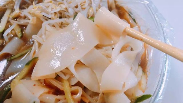 路边小摊的凉皮,街边的凉皮