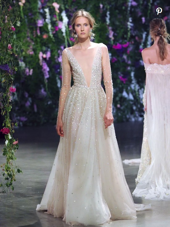 平胸女孩挑婚纱谨记3重点首选吊带款式，修饰比例丰满上围