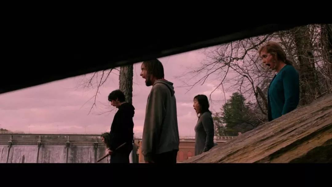 看完这个视频你还敢这样用手机吗,看完这部电影你还敢玩手机吗