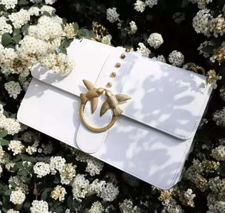 包包实用和颜值你会选哪一个,大牌的包包又贵不好看又便宜