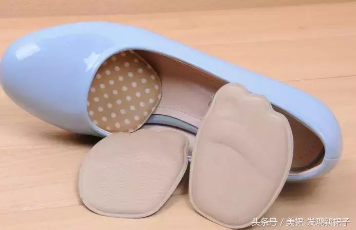 高跟鞋不跟脚前面磨小指,高跟鞋大拇指往下磨脚怎么办