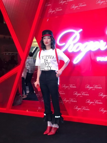 欧阳娜娜台上休闲装,欧阳娜娜近日活动礼服