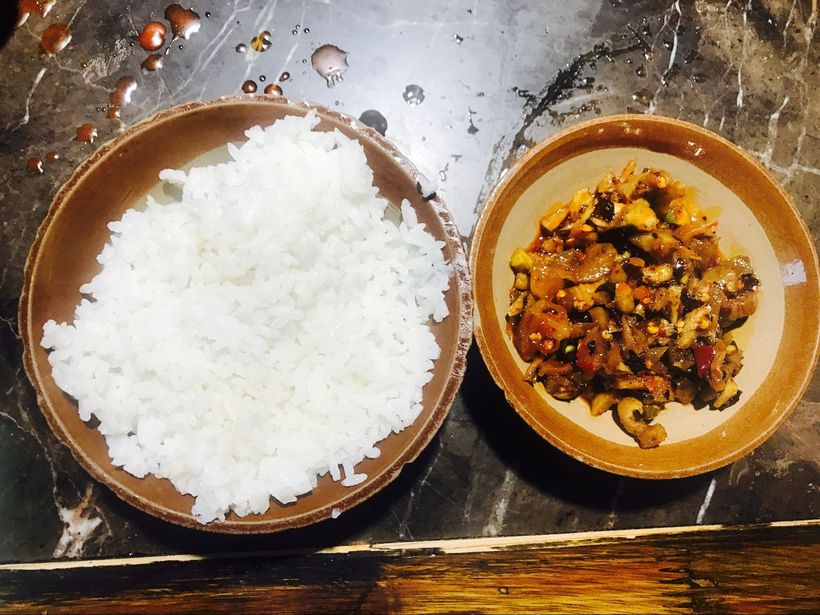 用2500D币换来的红九格解读重庆老火锅的底线：微辣是最后的妥协