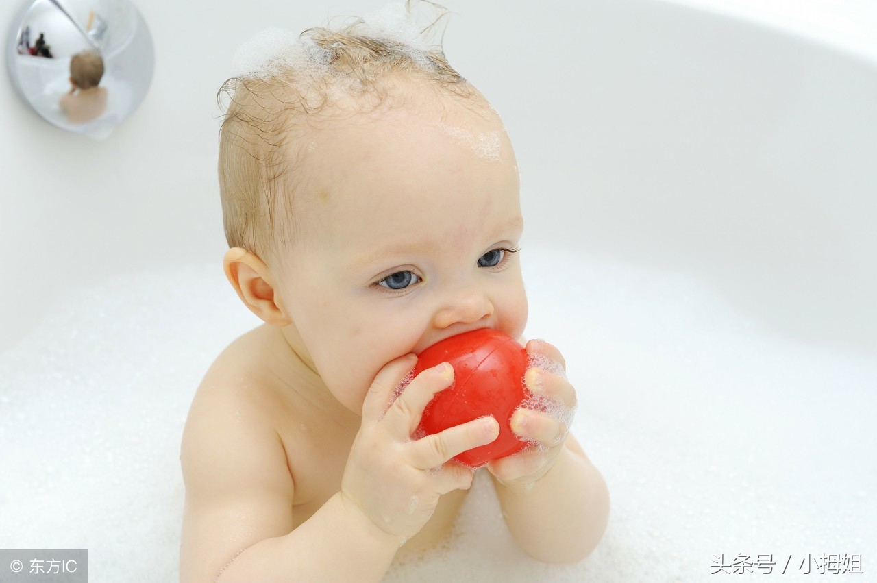 新手妈妈给新生儿洗澡,新手爸妈如何正确的给小宝宝洗澡