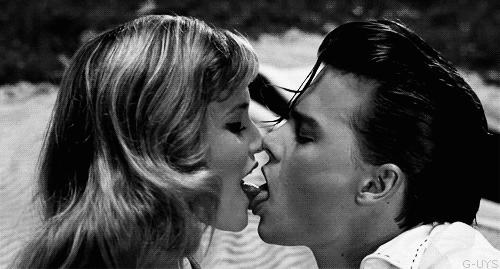 如何哄生气的女朋友亲吻,如何哄生气的女朋友接吻