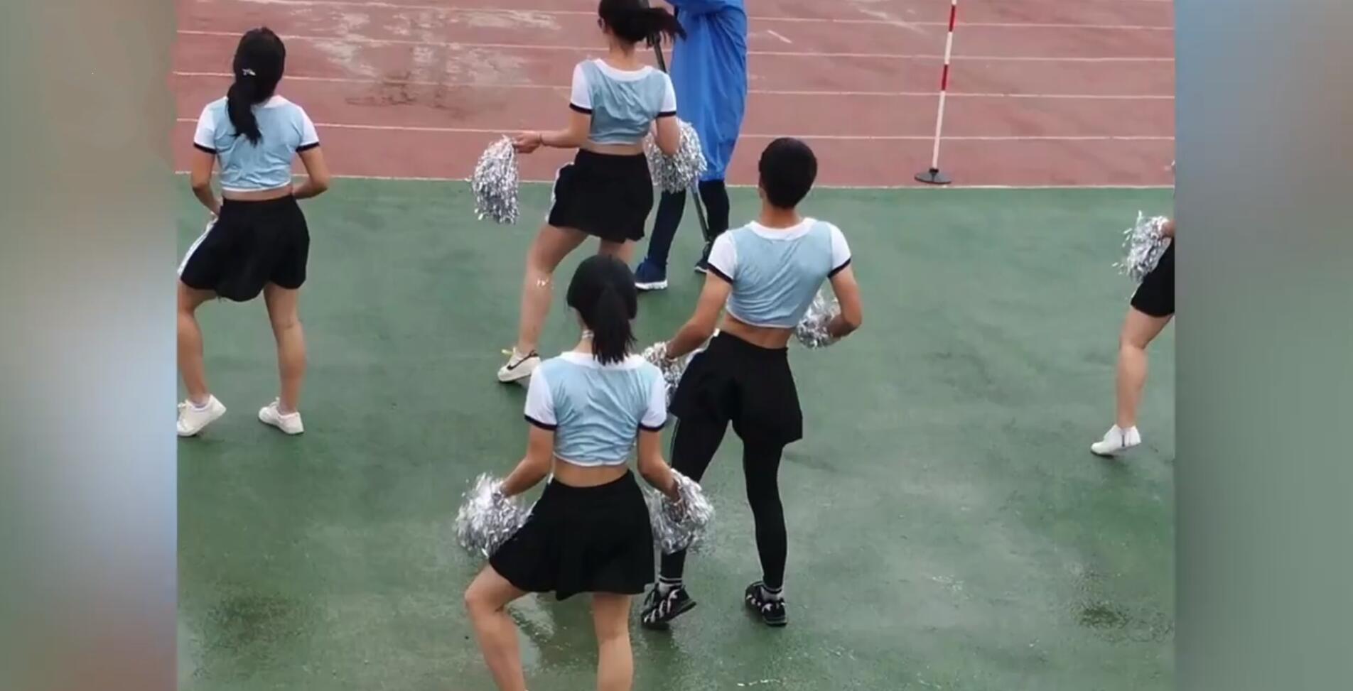 男生穿女拉拉队服，妖娆舞姿嗨爆全场，女生都自愧不如