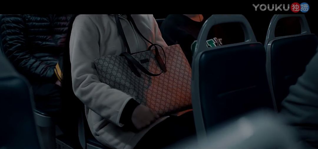 不管是LV还是VL,只要靠自己努力买的，就是可贵的！