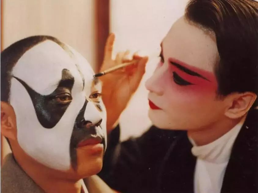 口欲的施虐到*欲情**的压抑，从程蝶衣的阉割到真虞姬的自刎