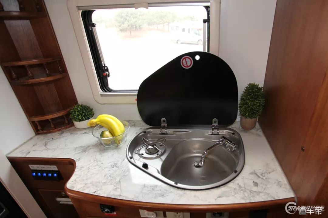 进口100万大额头c型豪华房车,豪华的六座六卧c级房车