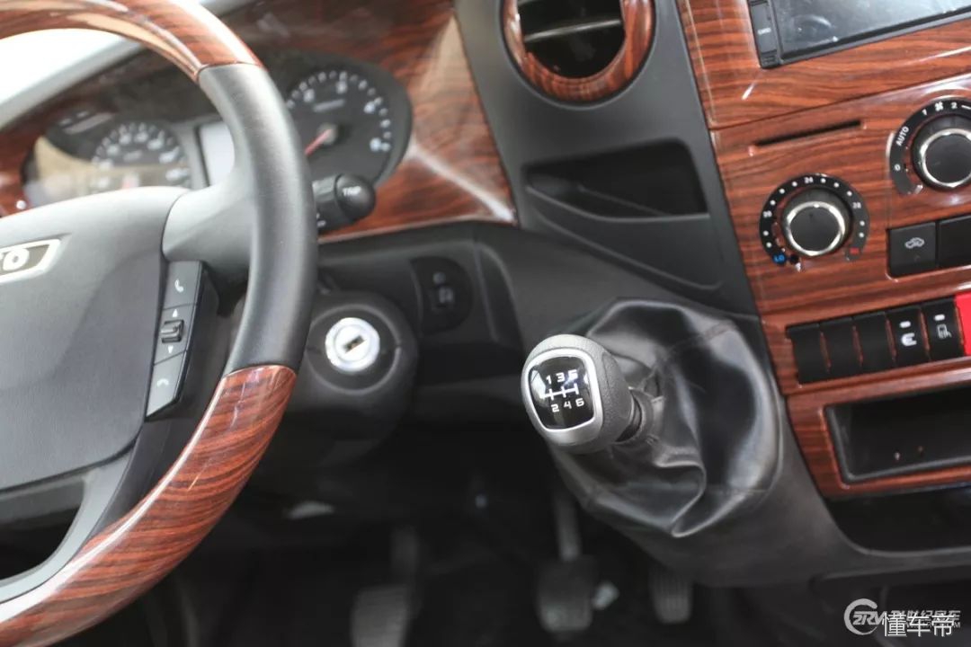 进口100万大额头c型豪华房车,豪华的六座六卧c级房车