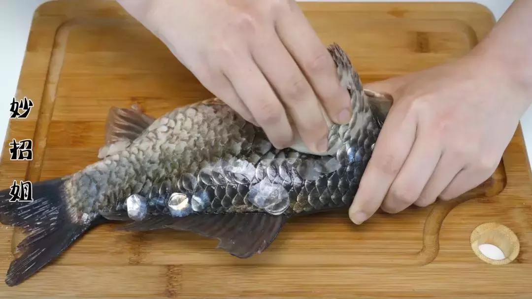 用萝卜刮鱼鳞,刮鱼鳞不用刀用萝卜