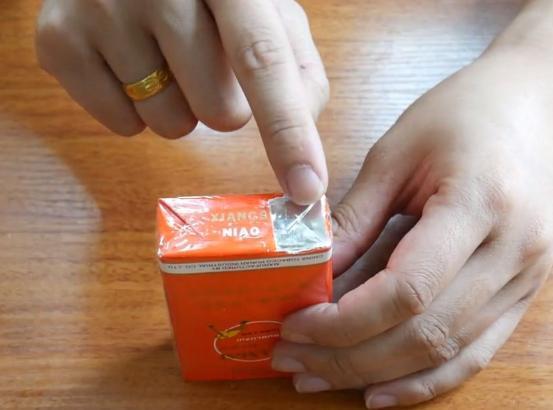 抽了几十年的烟才知道软包的拆法,软包装的烟怎么拆开比较好保存