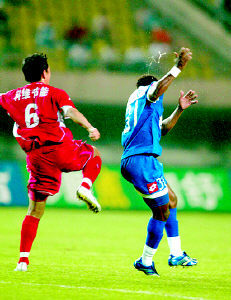 足球被爆头,足球守门员被爆头