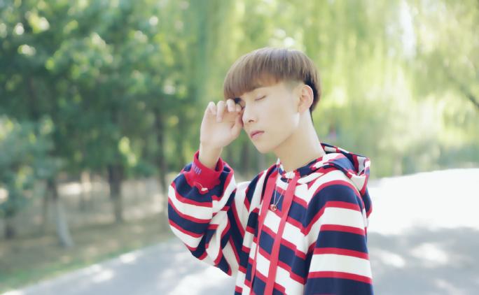 知名网红为博眼球，让51岁乞丐吃牙膏，被罚款23万