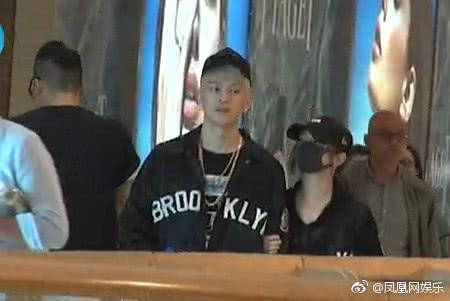 邓紫棋晒和男友机场照,邓紫棋金色裤子