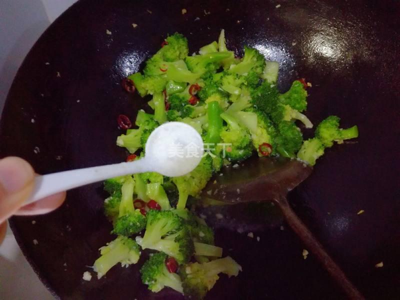 西兰花如何做好吃简单家常,西兰花怎么做才好吃家常做法