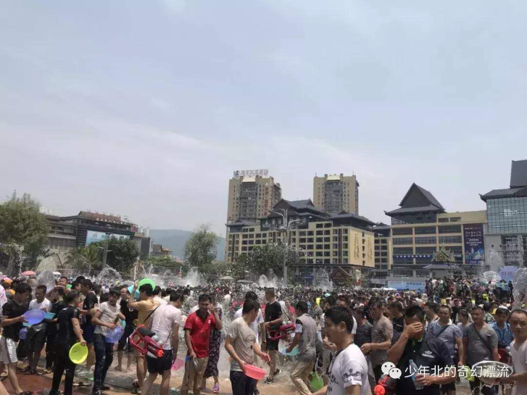 西双版纳最新傣族泼水节,体验云南西双版纳泼水节