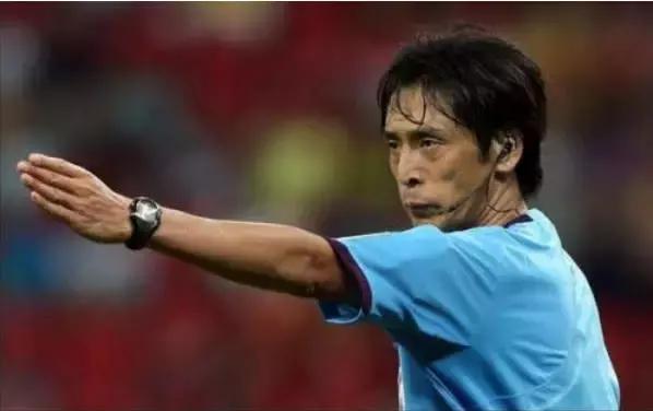 足球比赛中球踢到裁判怎么办,足球比赛中裁判可以用身体挡球吗