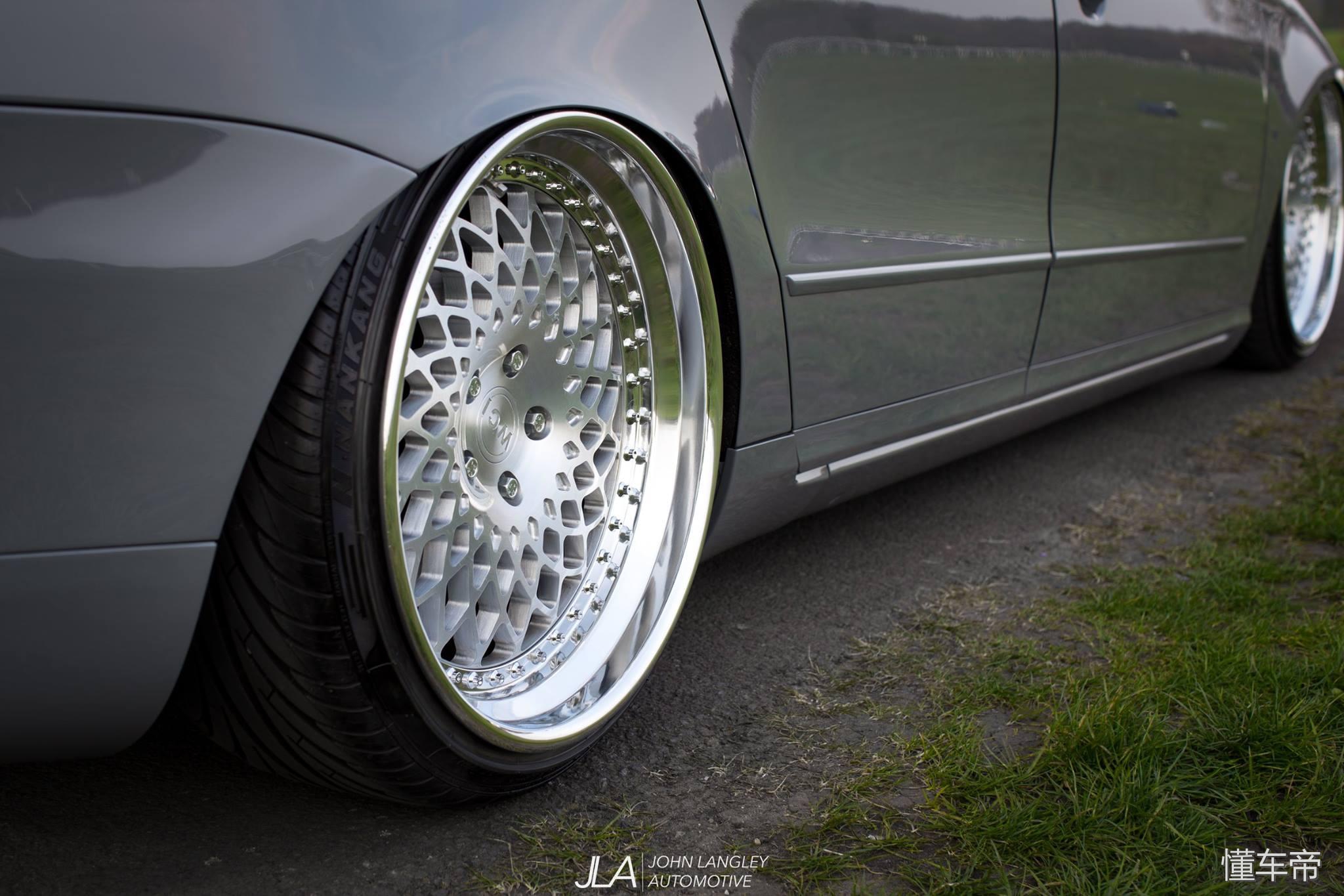 虽然手动挡让人着迷，但是这辆迈腾的轮毂让洗车工抓狂！