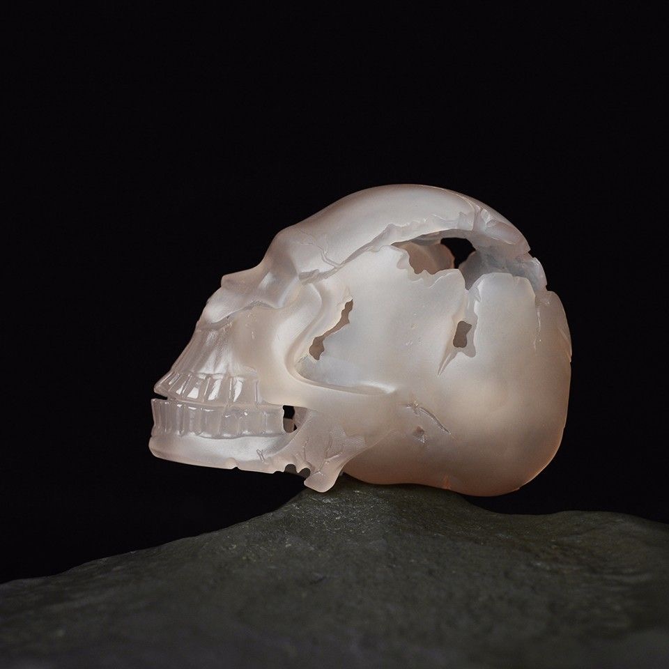 多姿多彩的阿拉善玛瑙,阿拉善玛瑙俏色巧雕艺术品