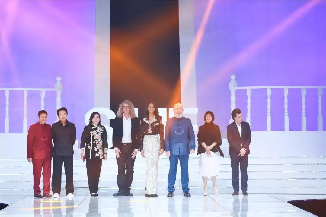 尘埃落定，是她摘得了SIUF超模“天使之冠”！