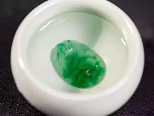 翡翠定期清洁,翡翠脏可以打磨掉吗