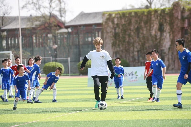 被足球圈口诛笔伐！你们凭什么这样对鹿晗？！