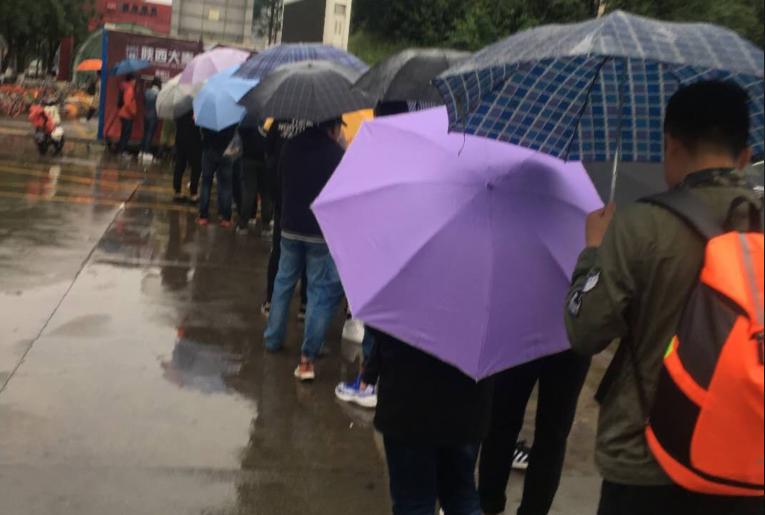 凌晨四点冒雨排长队，只为一张西北狼的球票，这样的人最可爱